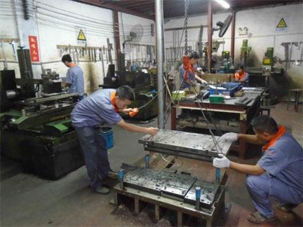 塑膠注塑模具擺杆先（xiān）複位機（jī）構
